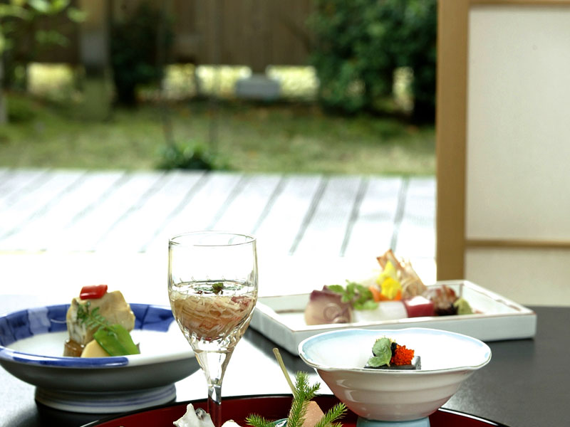 【お部屋食】御夕食はお部屋でゆっくり。椅子席のお部屋もございます。の画像