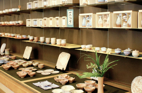 茶碗や湯呑み、平皿など萩焼で作られた陶器がたくさん並んでいる。