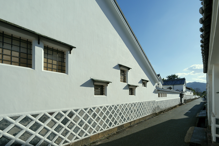 なまこ壁と白壁が美しい、歴史を感じさせる和風建築の外観