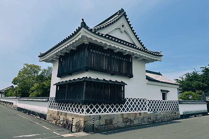 白壁の蔵造りの建物。壁には漆喰と瓦の屋根が見える。