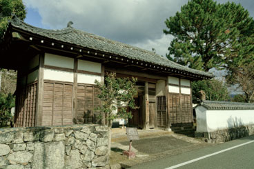 日本の古民家風の建物。木の扉と瓦屋根が特徴的。