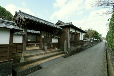 歴史的な街並み。木造の建物が並び、道が続いている。