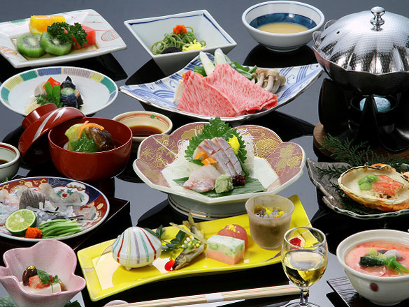 色とりどりのお皿に刺し身や肉料理、様々なおかずが用意された会席料理