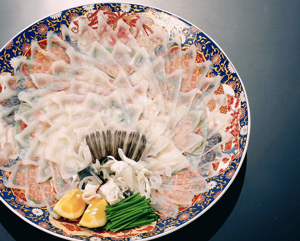 豪華な飾り皿に盛り付けられたフグ刺し。