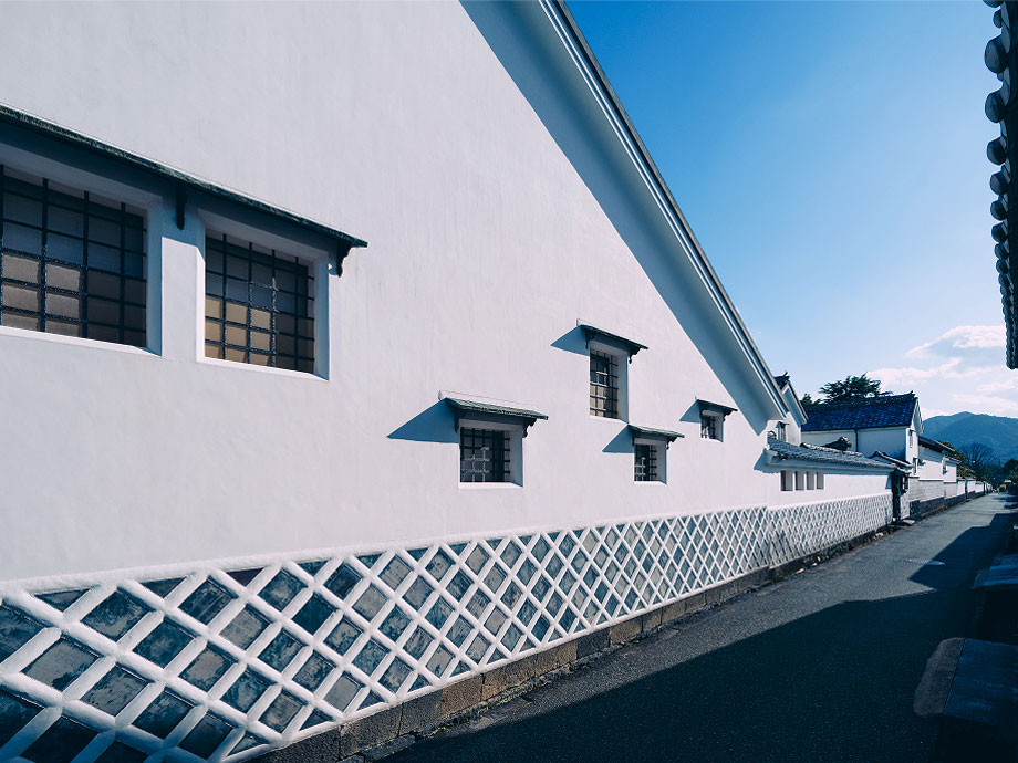 Beautiful sea cucumber walls and white walls, the exterior of this Japanese-style building evokes a sense of history.