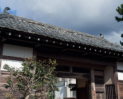木造の伝統的な和風建築の玄関外観。