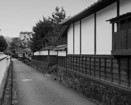 昔ながらの木造の家が立ち並ぶ小道。