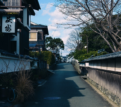 日本の伝統的な家屋が立ち並ぶ通り。