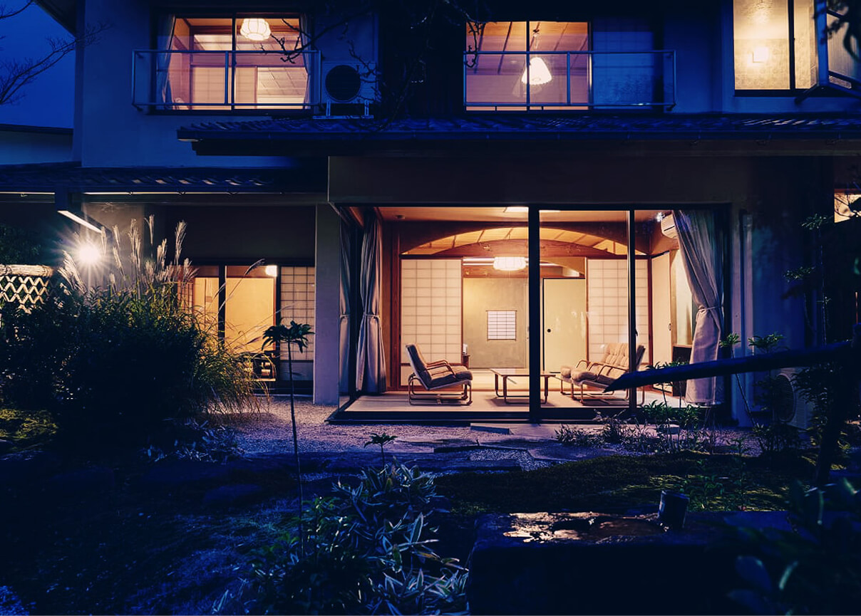 貴賓室 桂月の夜の外観とライトアップされた建物